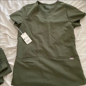 Casma 3 pocket scrub top size XS color: Moss NWT